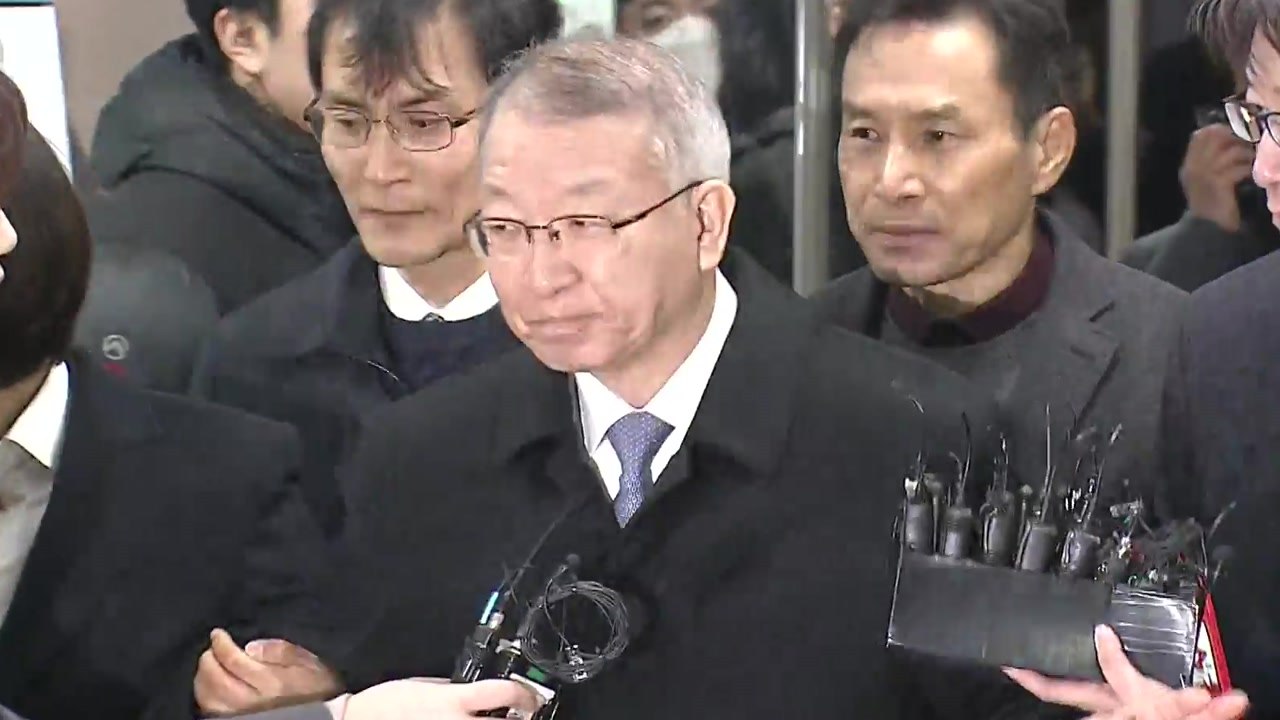 '정점' 양승태 영장 심사 출석...이번에도 '묵묵부답' / YTN