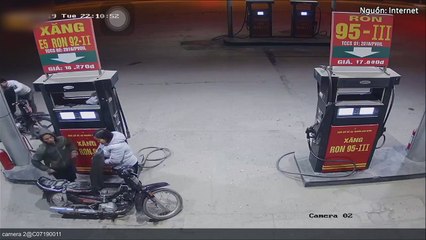 Thanh niên dùng bật lửa soi xăng