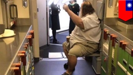 Gargantuan American orders flight attendant to wipe his backside
