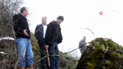 Kaçak kazı sonrası yamaçtaki kaya parçası korkutuyor