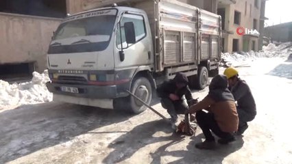 Ateş Yakarak Çalıştıramadıkları Aracı İş Makinesiyle Çalıştırabildiler