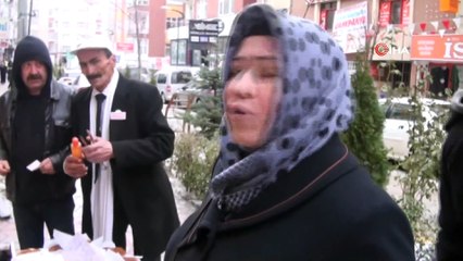 18 yıldır takım elbisesi ile simit satıyor