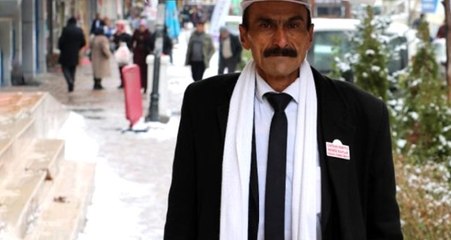 Takım Elbiseyle Simit Satıyor! Bu Simitçiyi Gören Takdir Ediyor