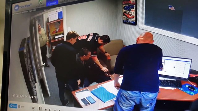 Des employés sauvent un homme qui fait une crise cardiaque