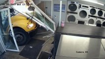 Un bus scolaire s'encastre violemment dans une laverie
