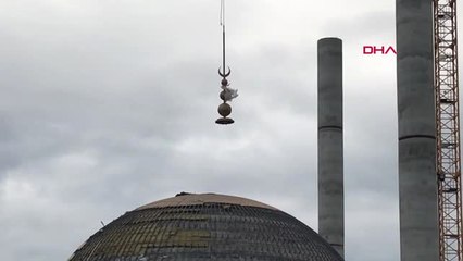 Taksim Camiinin Alemi Yerleştirildi