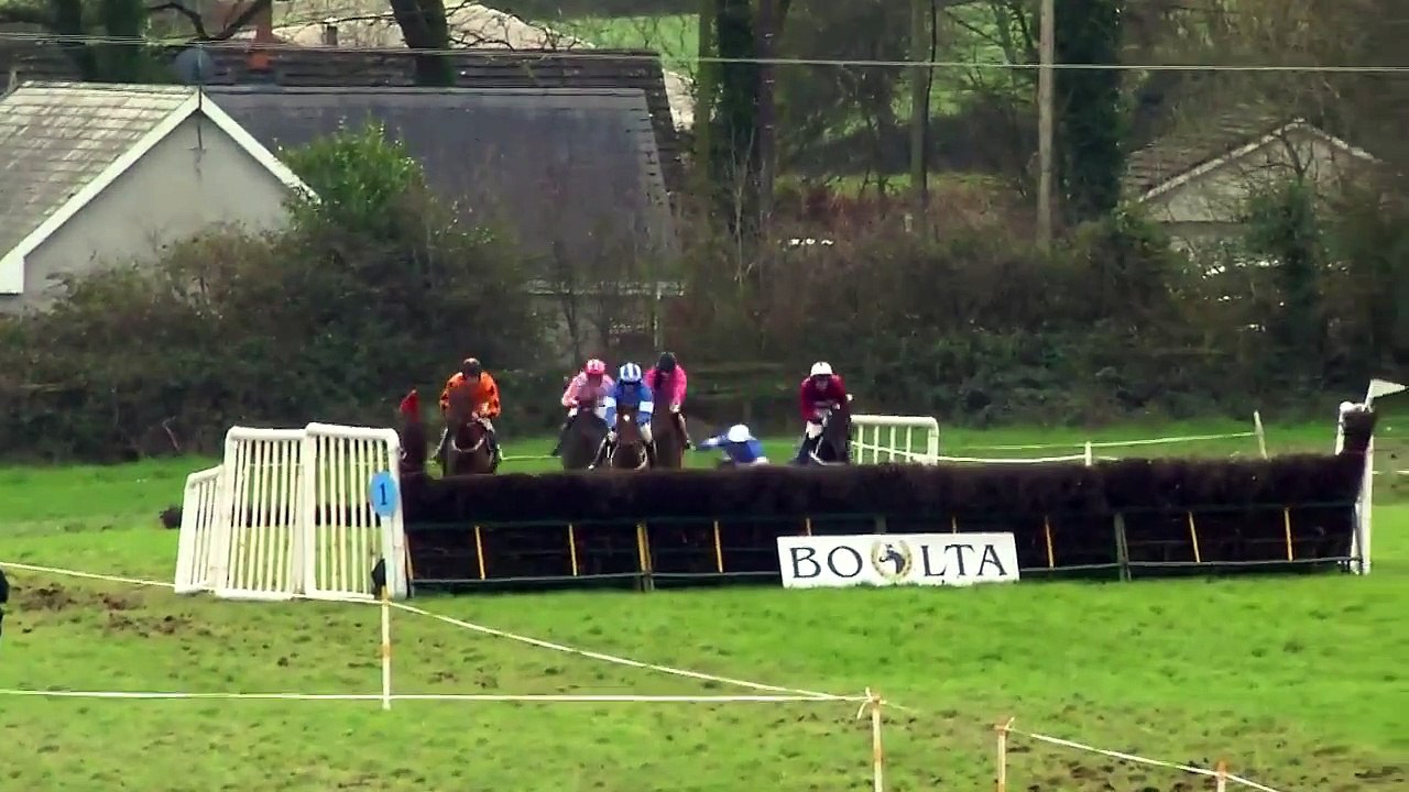 Un jockey manque de tomber et gagne la course
