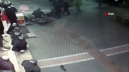 Yaya yoluna giren motosikletin çocuğa çarpma anı kamerada
