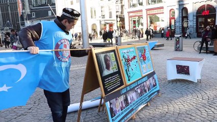Çin'in Sincan'daki politikalarına karşı tek başına gösteri yapıyor - AMSTERDAM