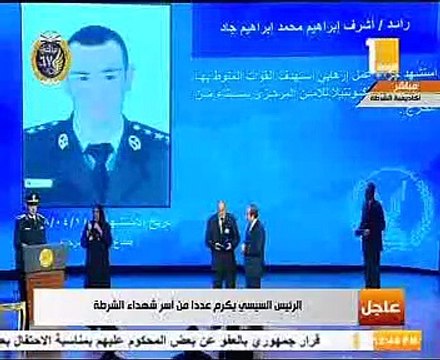 والدة شهيد أمام السيسى: ابنى دفع حياته علشان خاطر مصر وتربها