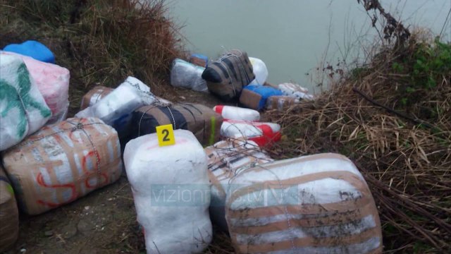 Kapen “djemtë e Vjosës”, braktisën 1 ton hashash - News, Lajme - Vizion Plus