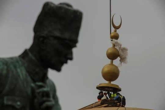 Taksim Camii'nin Alemi Yerleştirildi