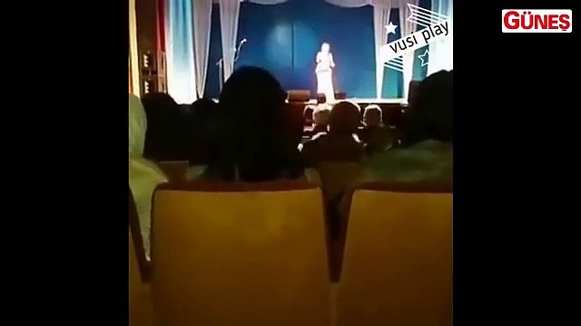 Ünlü şarkıcı sahnede kalp krizi geçirip hayatını kaybetti!