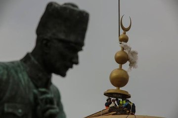 Taksim Camii'nin Alemi Yerleştirildi