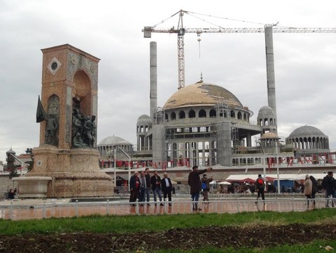 Taksim Camii'nin Alemi Yerleştirildi