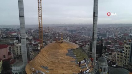 Taksim Camii'nin Alemi Yerleştirildi