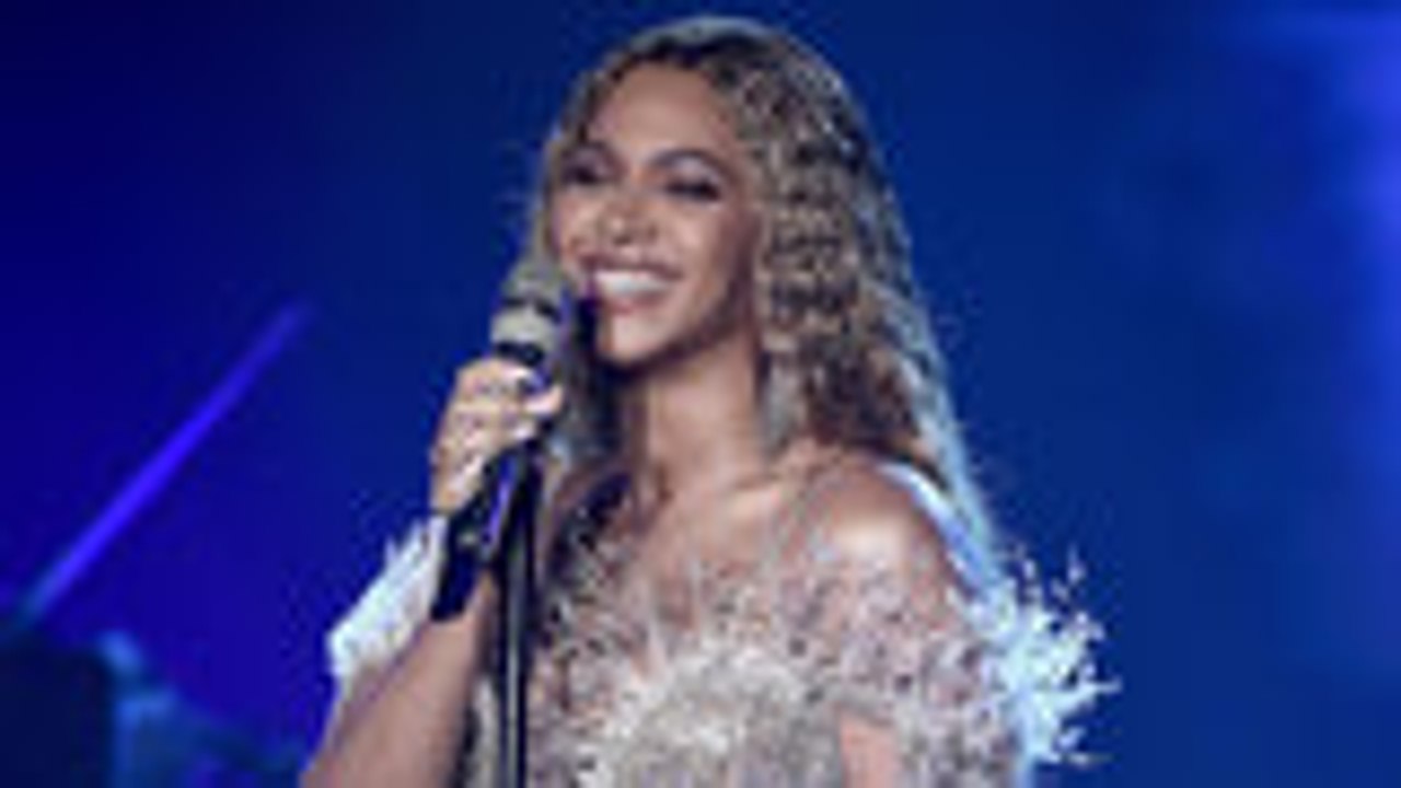 Beyonce Posts Adorable Twinning Photos With Blue Ivy | Billboard News