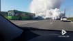 Cet automobiliste doit traverser un mur de fumée en pleine route... Flippant