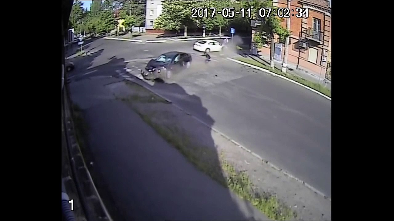 Cette piétonne frôle la mort en traversant la route... Bon karma