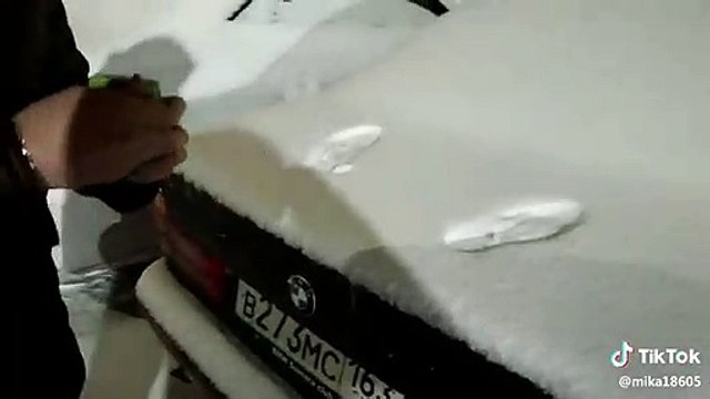 La bonne blague russe du pipi sur une voiture enneigée