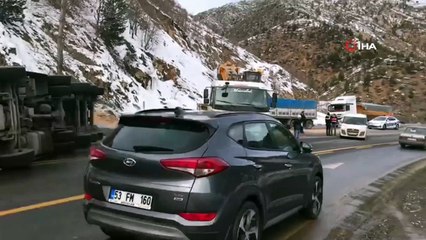 Zigana dağında buğday yüklü tır devrildi: 1 yaralı