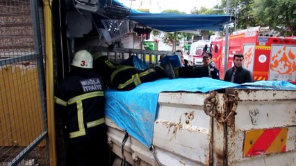 Freni boşalan kamyonet iş yerine çarptı - MUĞLA