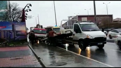 Beylikdüzü'nde vinç devrildi - İSTANBUL