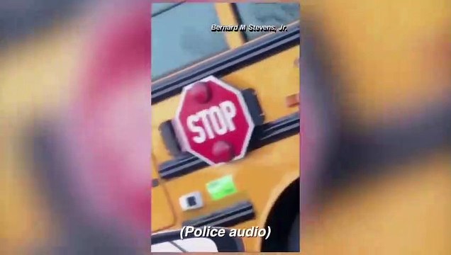 Un homme se fait arrêter par la police et sa fille sort les mains en l'air