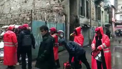 İzmir'de 3 Katlı Metruk Bina Çöktü (3)