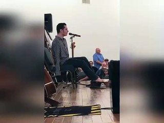 Man without arms playing the guitar