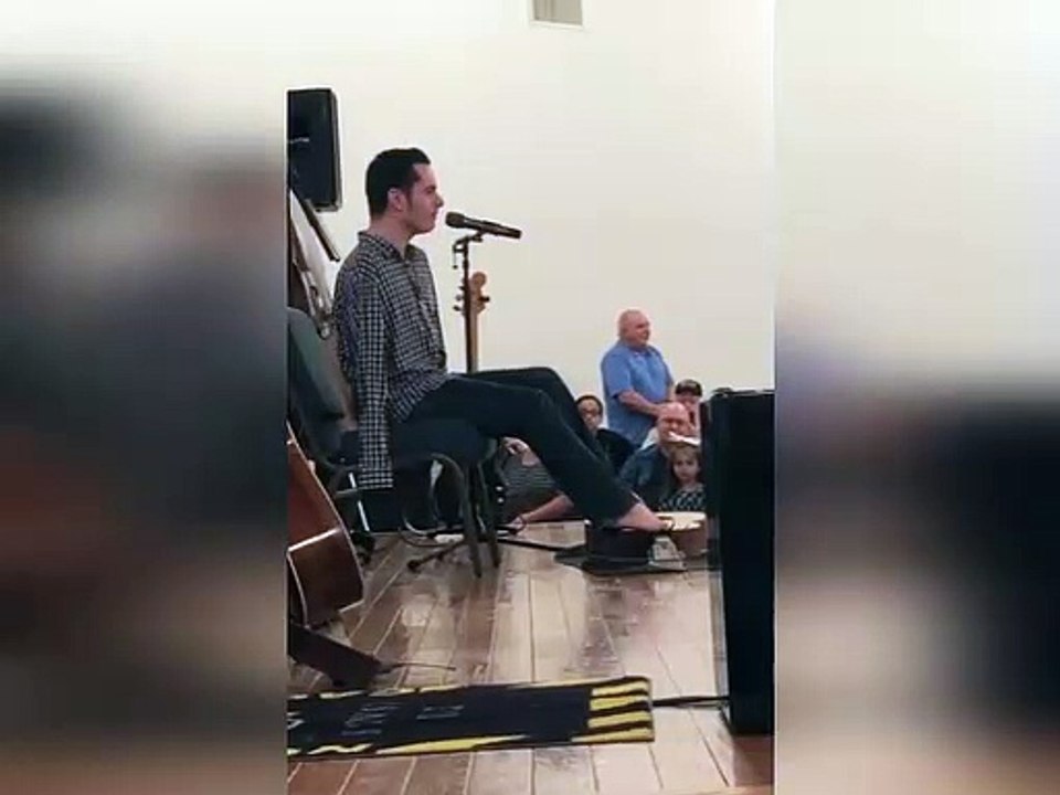 Man without arms playing the guitar
