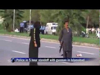 Pakistan police shoot gunman after televised standoff