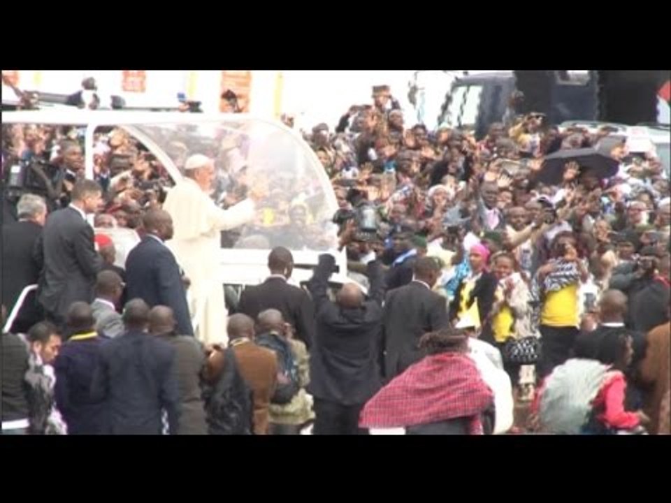Pope Francis arrives at UoN for Mass