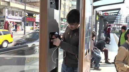 Büyükşehir Belediyesi'nden Tramvay Duraklarına Solar Şarj İstasyonu