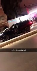 Amadou Sall, le fils de Macky, bloque la circulation en stationnant en plein milieu de la route pour...