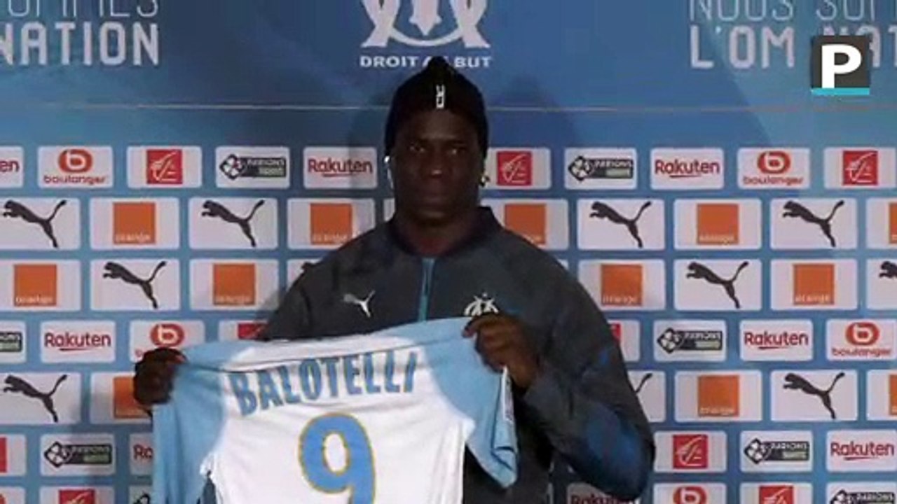 "Je vais porter le numéro 3", "Je pense jouer défenseur central" : quand "Super Mario" manie parfaitement l'humour dès son arrivée à l'OM