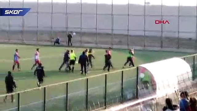 Amatör maçta futbolcu hakeme saldırdı