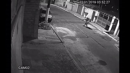 Vídeo mostra homem carregando corpo de companheira nas costas por rua de São Paulo