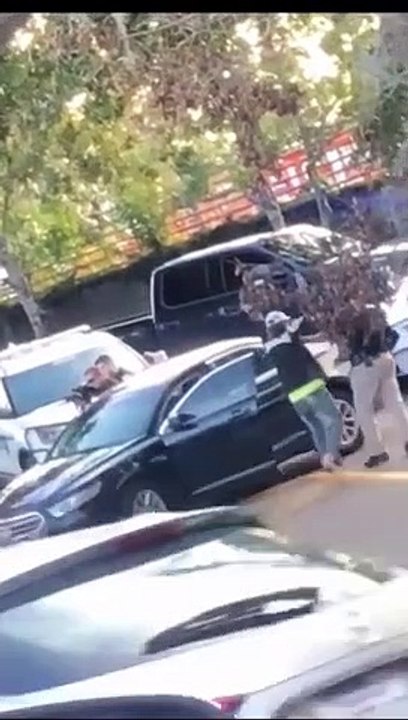 Une fillette de 2 ans sort les mains en l'air pendant une arrestation