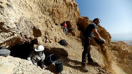 شاهد: جيل جديد من العلماء يتولى البحث عن مخطوطات البحر الميت