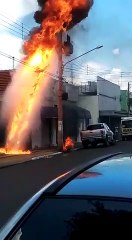 Poste pega fogo no centro de Pereira Barreto (SP)