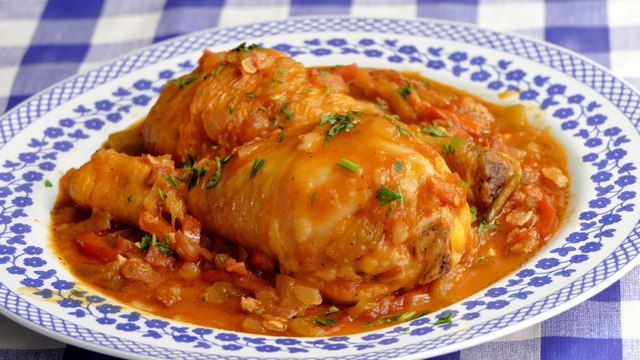 Guiso de pollo al chilindron. Unos muslos cocinados en los mismos JUGOS de las VERDURAS