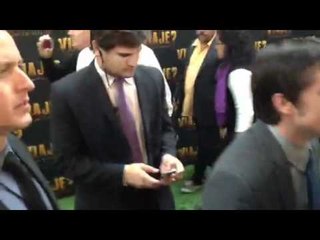 Josh Hutcherson saluda a las fans