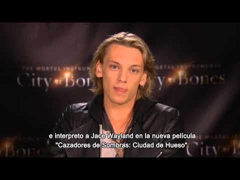 Jamie Campbell nos invita a ver Cazadores de Sombras: Ciudad de Hueso