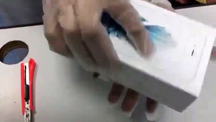 Intercepté à la douane de Dubaï avec deux iPhones suspects...regardez ce qu'il y a à l’intérieur