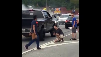 Un automobiliste fait une blague cruelle à un photographe... Pas cool