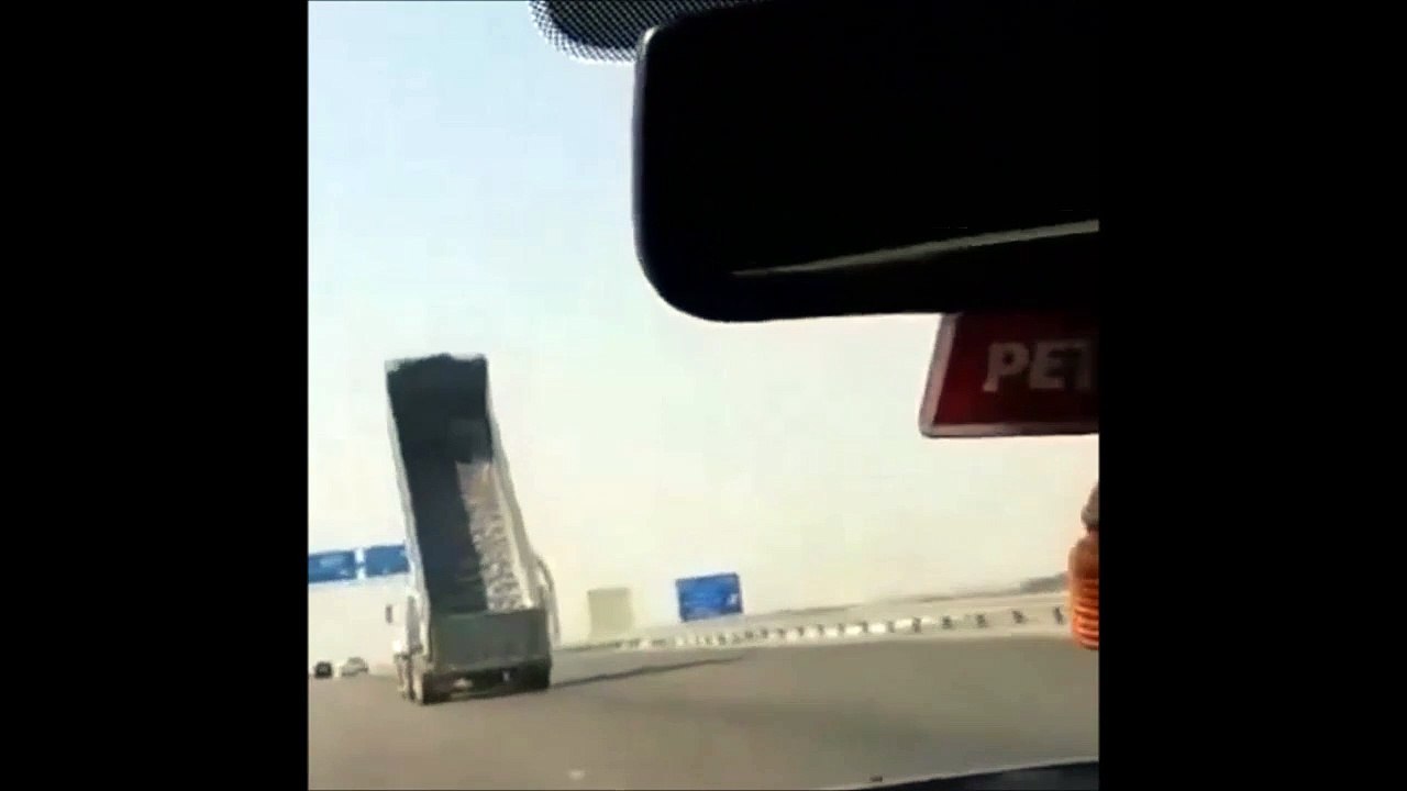 Un camion arrache tout sur l'autoroute avec sa remorque qu'il a oublié de baisser