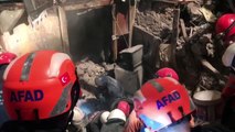 Çöken binanın enkazında kalan kişinin cesedine ulaşıldı - İZMİR