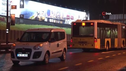 Tải video: Metrobüs Yoluna Giren Şahsa Metrobüs Çarptı: 1 Yaralı