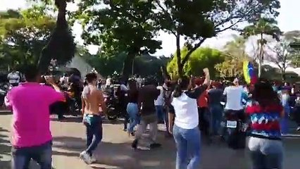 La policía de Carabobo se une a las protestas antigobierno venezolano